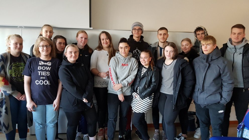 Harpa Rún Kristjánsdóttir ásamt nemendum í kvennabókmenntum.