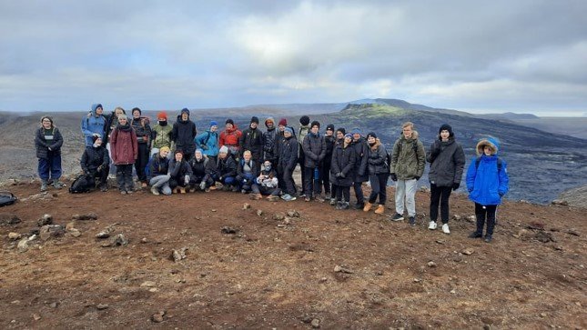 AÐ HALLA HURÐINNI OG FARA Á GOSSTÖÐVARNAR