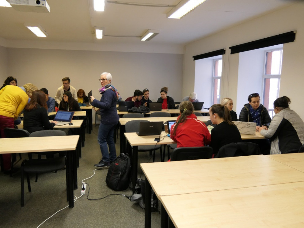 Nemendur að vinna að verkefnum vikunnar