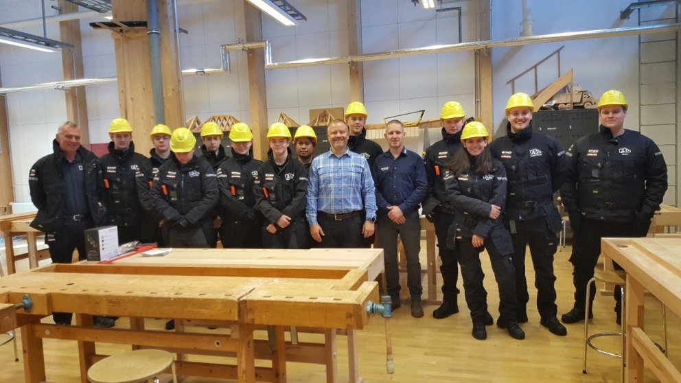 Nýnemar á húsasmíðabraut FSu við afhendingu á vinnufatnaði frá Umboðsaðila Snicers og Timberland á Í…