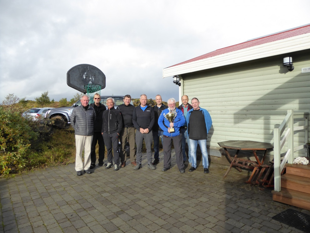 Haldið fast um bikarinn