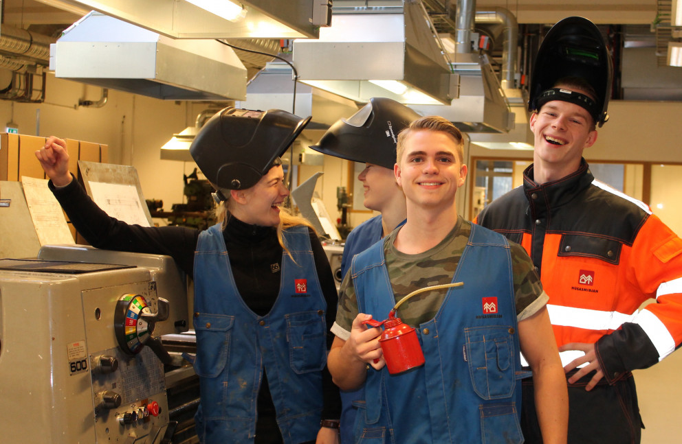 Starfamessa á morgun