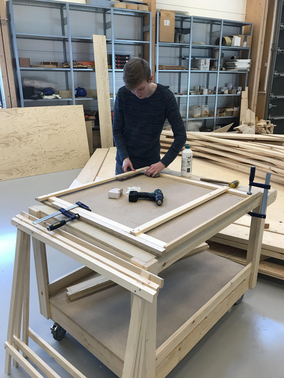 Nemendur á húsasmíðabraut glíma við ólík viðfangsefni. Hér má sjá nemanda setja saman búkka.