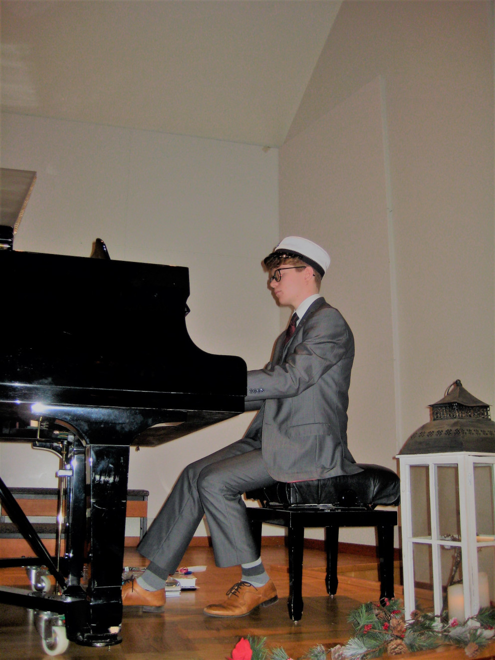 Bjarki, dúx skólans, flutti framsamið verk á brautskráningunni.