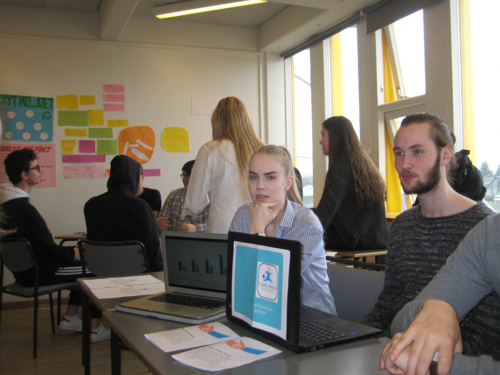 Nemenru í viðskiptaensku kynna verkefnin sín.