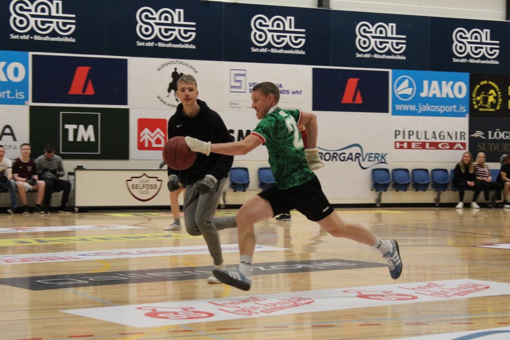Pelle dönskukennari í hörkusókn í körfubolta þar sem spilað var með ullarvettlingum.