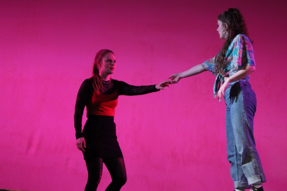 Rúrí leikin af Svölu Norðdahl og Júlía leikin af Sirrý Fjólu Þórarinsdóttur.