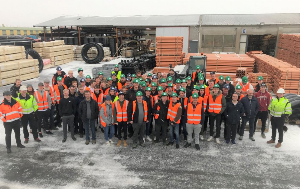 Um 100 nemendur heimsóttu Set röraframleiðslu og fengu fræðslu um öryggismál.