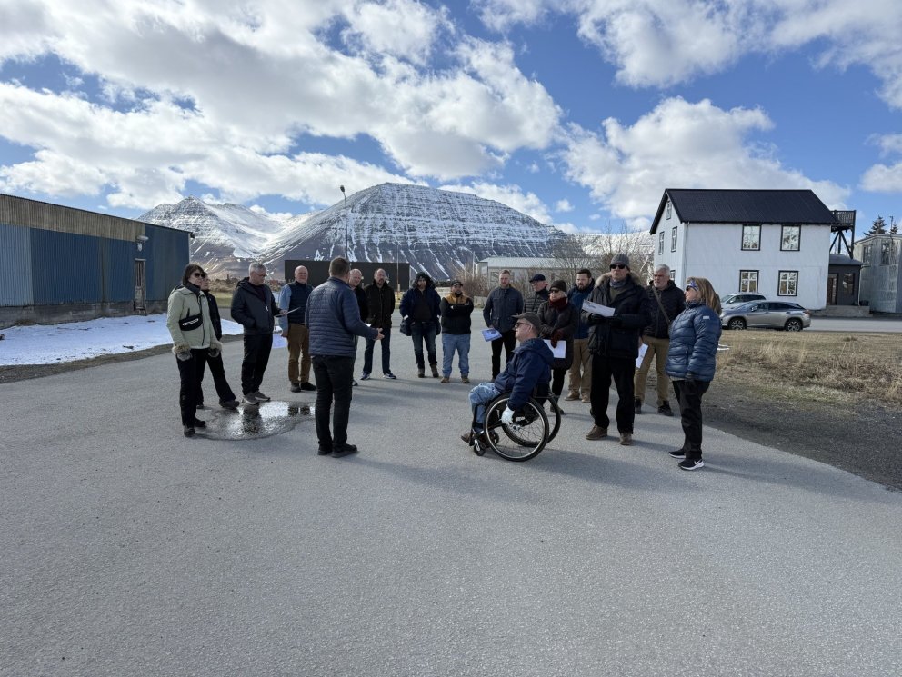 HEIÐURSMENN HALDA TIL VESTJARÐA