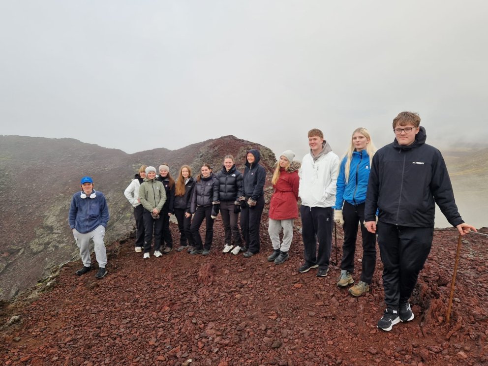 ELDBORG UNDIR GEITAHLÍÐ OG TRÖLLABÖRN VIÐ LÖGBERG