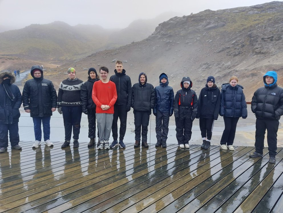 ÞAR SEM JÖRÐIN SKELFUR OG ELDAR KVIKNA