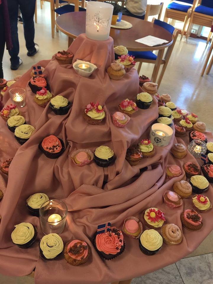 Bleikt bollakökufjall á kaffistofu kennara.