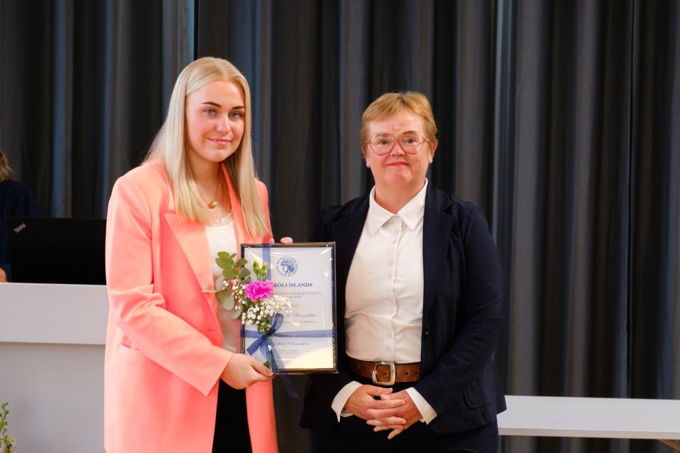 Hrafnhildur Ýr Steinarsdóttir ásamt Silju Báru R. Ómarsdóttur, rektor Háskóla Íslands.
Ljósmyndina &hellip;