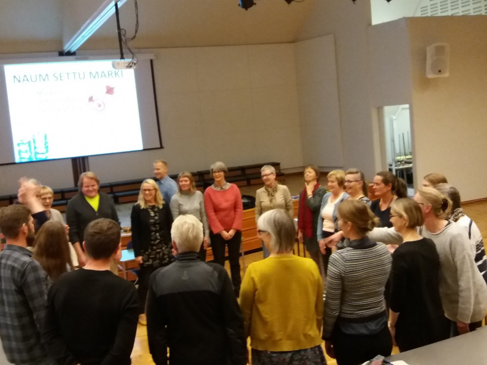 Starfsfólk á námsskeiði um eldmóð í starfi og markmiðssetningu.