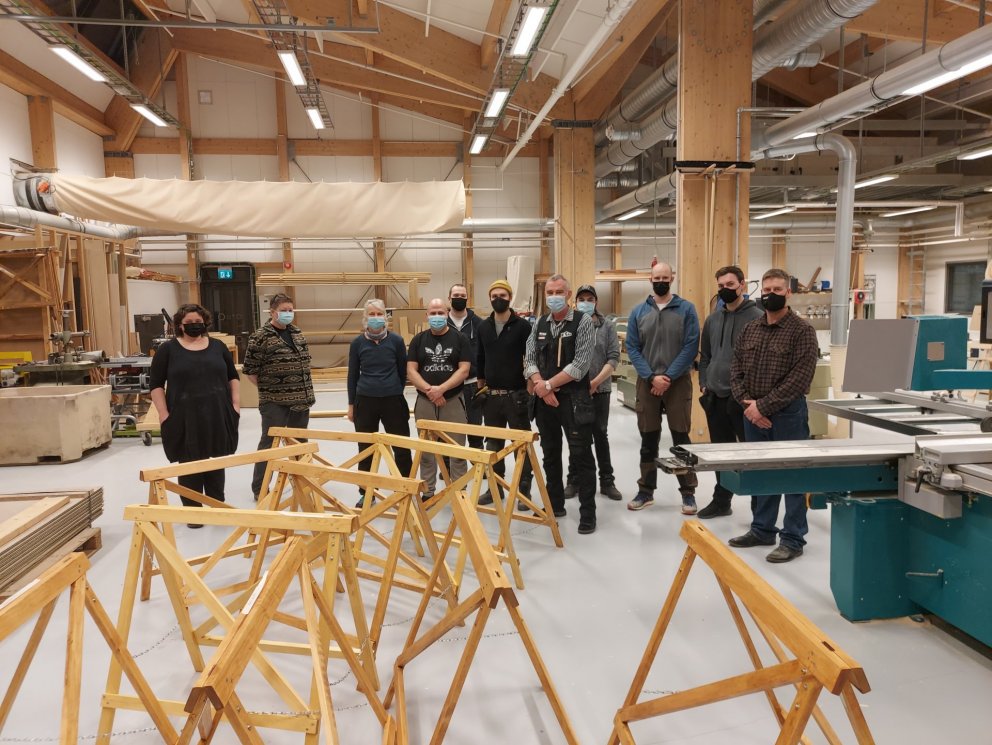 Nemendur á húsasmíðabraut í kvöldskóla voru að ljúka við að smíða búkka.