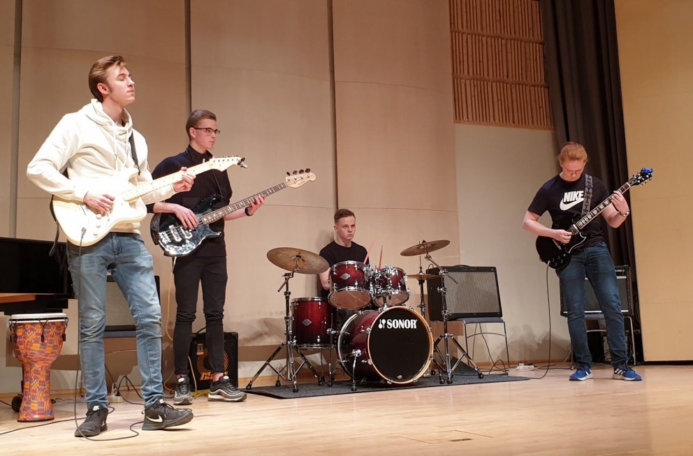 Hljómsveitin No sleep: Gylfi Þór Ósvaldsson rafgítar, Jakob Unnar Sigurðarson rafbassi, Valgarður Un…