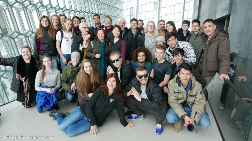 Á myndinni má sjá þátttakendur í heimsókn í Hörpunni með nokkrum nemendum og kennurum úr FSu