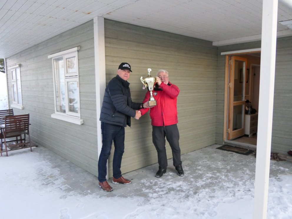 Ingis Ingason nær bikarnum af Pétri Guðmundssyni, Hyskismanni, eftir 3 bikarlaus ár.