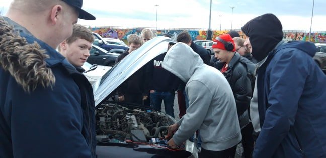 Nemendur í rafmagnsfræði að kynna sér bilanagreiningu og mælingum.