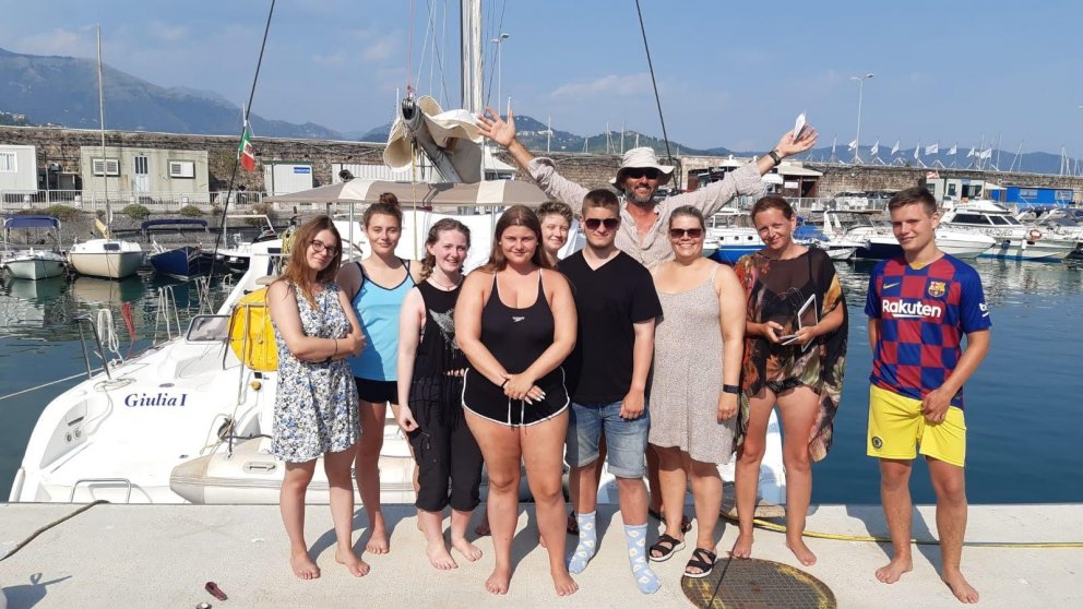 ERLENT SAMSTARF Í BLÓMA