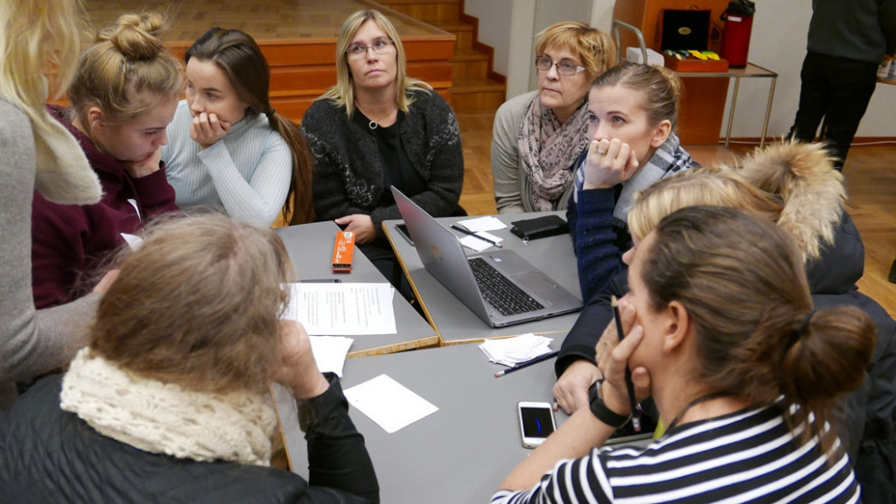 Umræður á skólafundi fara fram í blönduðum hópum.