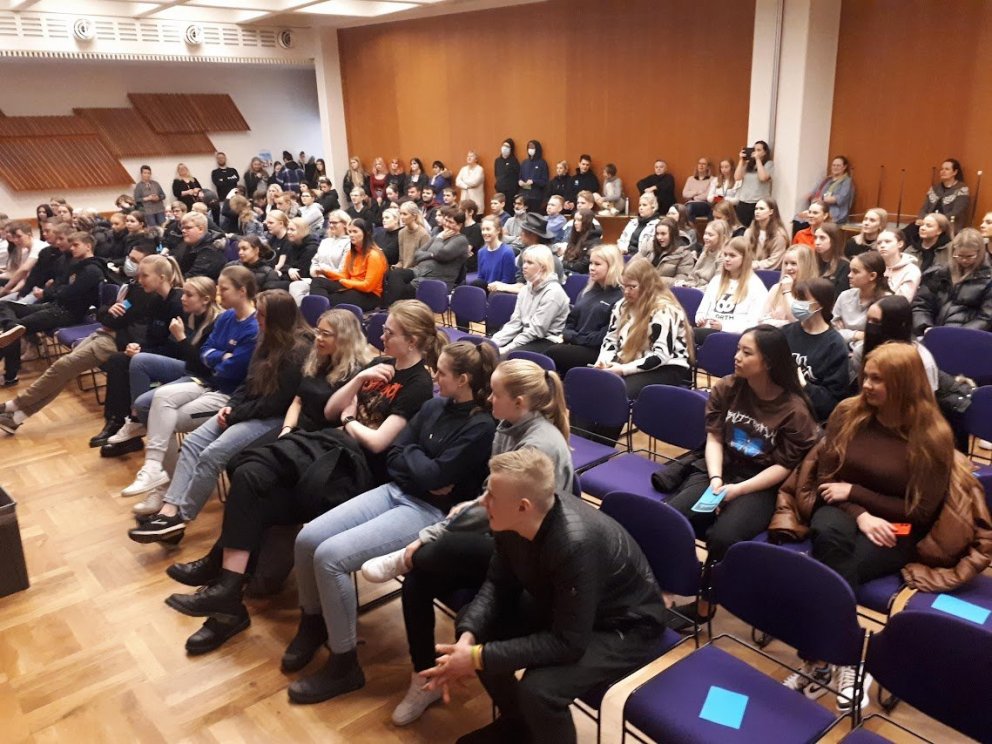 SKÓLAHALD HEFST AÐ NÝJU