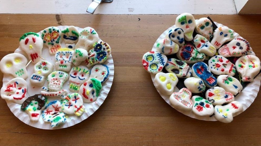 “Calaveritas de azúcar” (sykurhauskúpur) sem nemendur í spænsku bjuggu til.