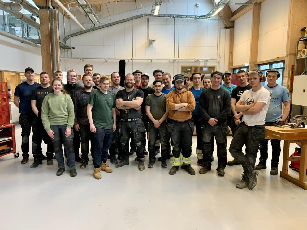 TUTTUGU OG SEX SVEINAR Í HÚSASMÍÐI