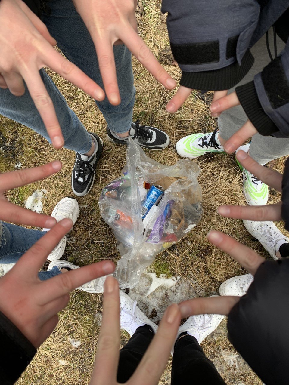 Nemendur plokkuðu rusl í nágrenni skólans.