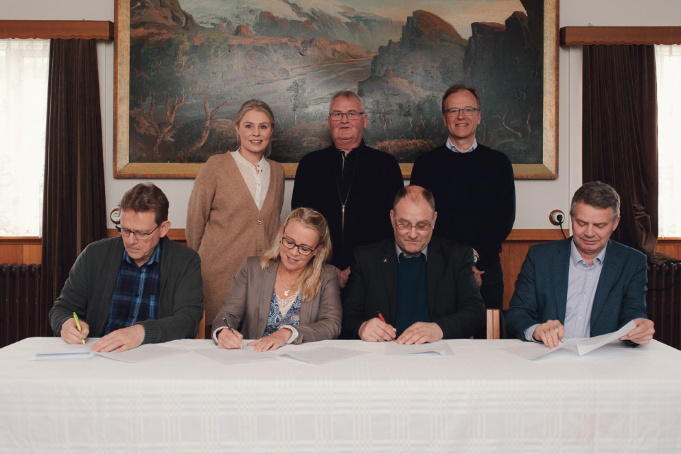 Við borð: Sigurður Sigursveinsson fyrir hönd HFSu, Olga Lísa Garðarsdóttir, skólameistari, Ari Björn…