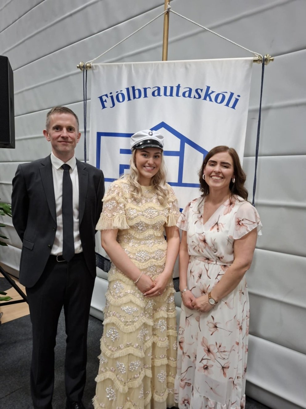 HRAFNHILDUR ÝR STEINSDÓTTIR ER DUX SCOLAE