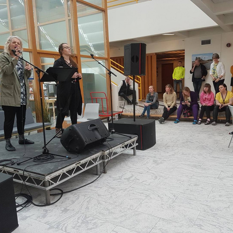 Söngur og umhverfismál á gulum Regnbogadegi