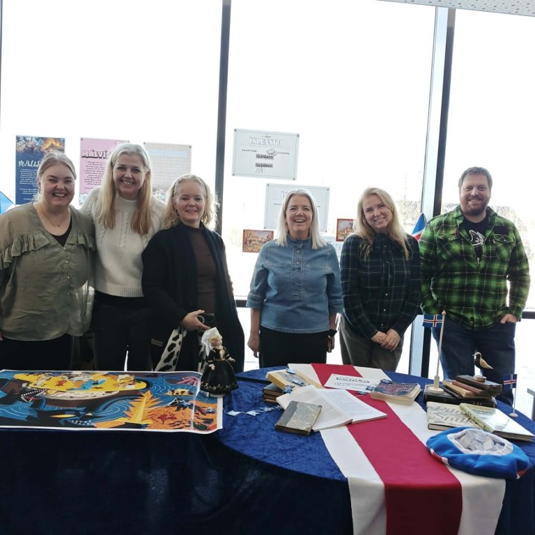 Stærstur hluti kennara íslenskudeildar FSu stillir sér upp við básinn sinn.