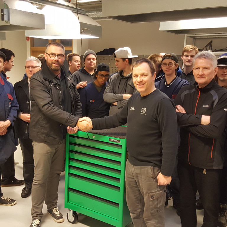 Föstudaginn 2. desember færðu  Jötunn Vélar málmsmíðadeildinni forláta verkfæravagn að gjöf.