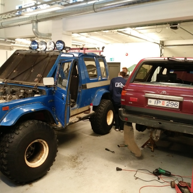 Nemendur komu með græjurnar sínar, bíla og vélar í skólann.