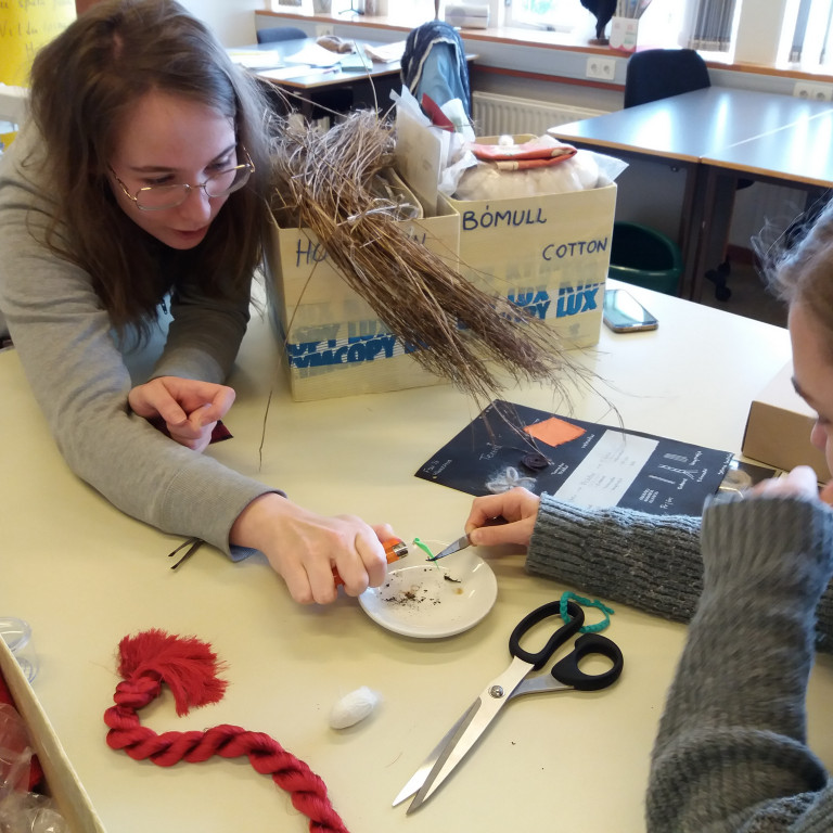 Nemendur í fatahönnun gerðu brunaprufu á sundefni til að skoða virkni efnisins.