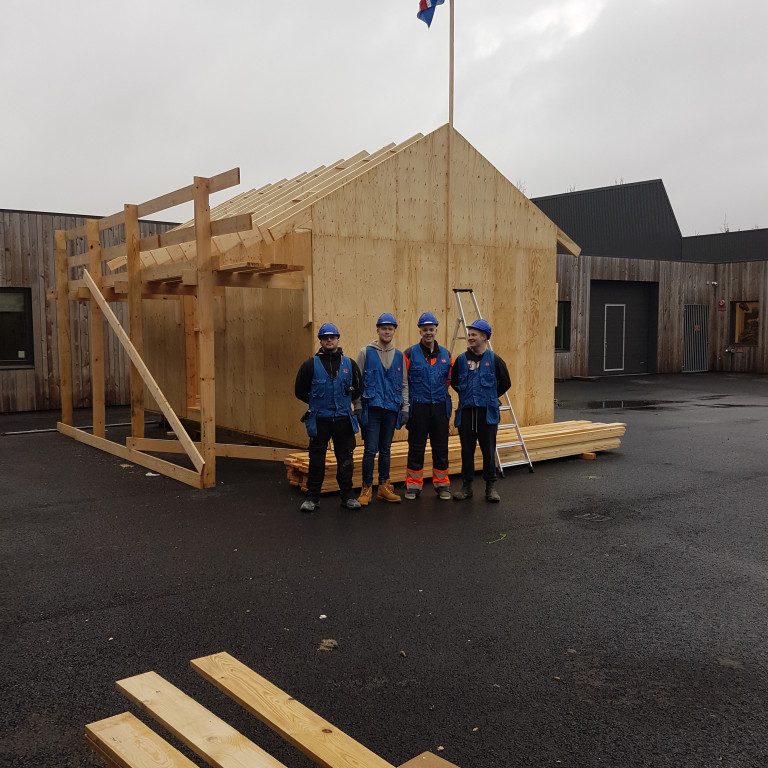 Nemendur flögguðu þegar lokið var við að reisa sperrur í sumarhús.