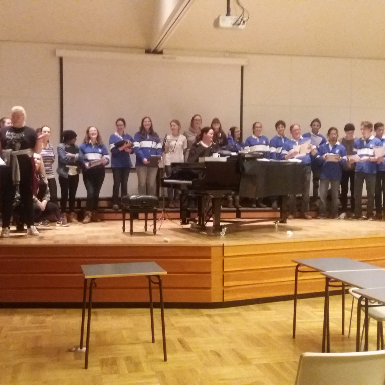 Skólakór FSu og Kingwood kórinn tóku lagið saman.