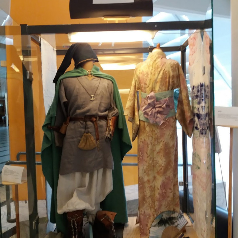 Norður og austur mætast - fallegir búningar eftir nemendur í hönnuardeild FSu.