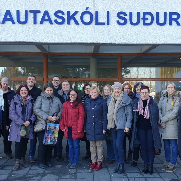 Eistneski hópurinn fyrir framan skólann.