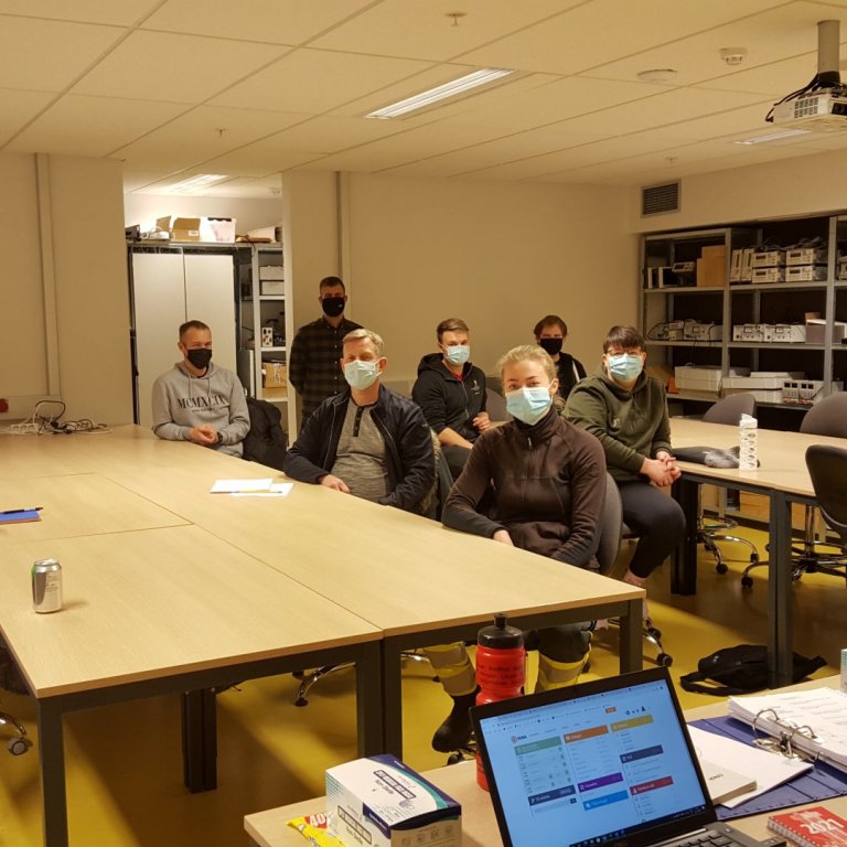 Sigurður Ágúst Pétursson, kennari í rafmagnsfræði með nemendum í rafvirkjun í kvöldskóla FSu.