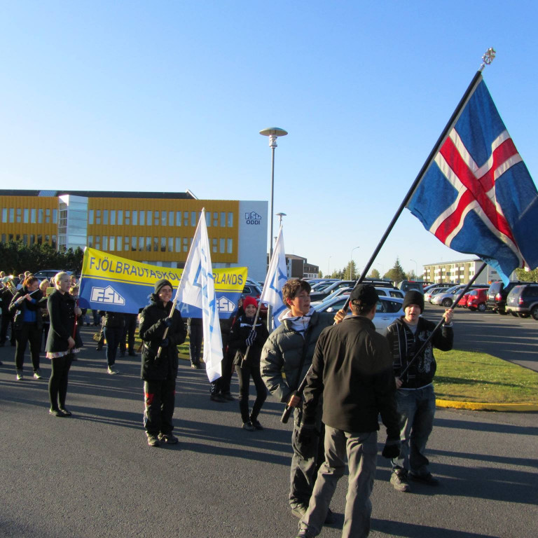 Mynd tekin á 30 ára afmælishátíð skólans.