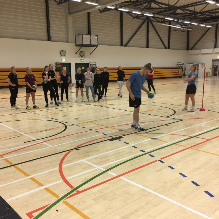 Ómar Ingi Magnússon, landsliðsmaður í handbolta, heimsótti nemendur í handboltaakademíunni.