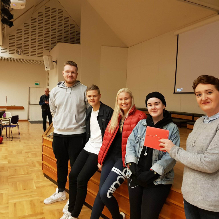 Nemendur gáfu afgang af söfnunarfé vegna námsferðar í Sjóðinn góða. Séra Guðbjörg Arnardóttir tók vi…