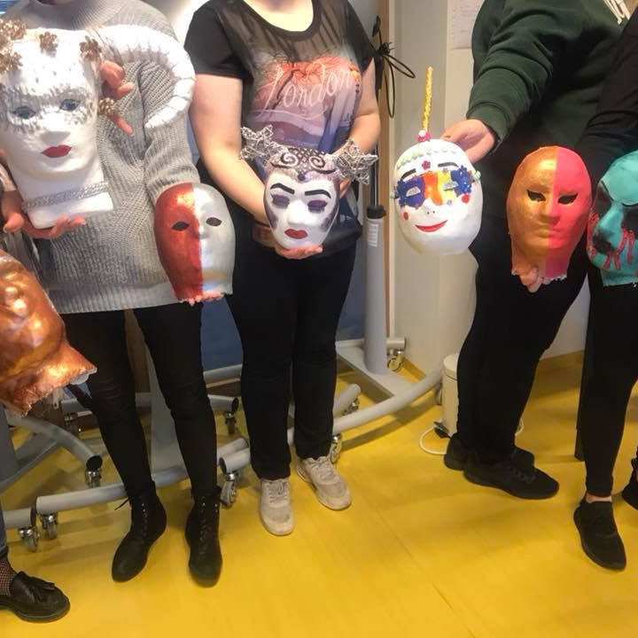 Grímugerð er verkefni í hársnyrtiiðn.