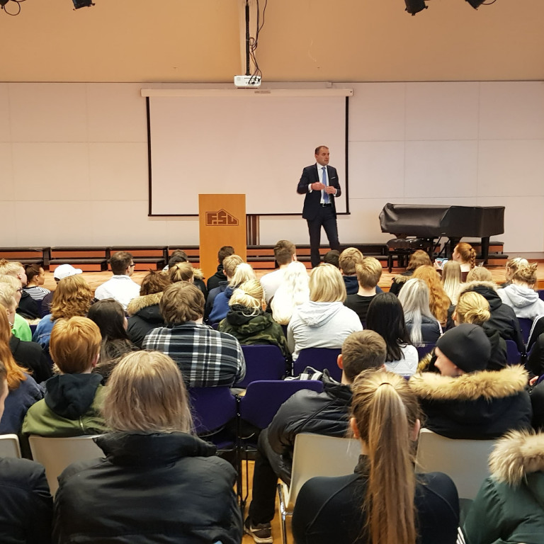 Forseti Íslands, Guðni Th. Jóhannesson, ræðir við nemendur um lífið og tilveruna.