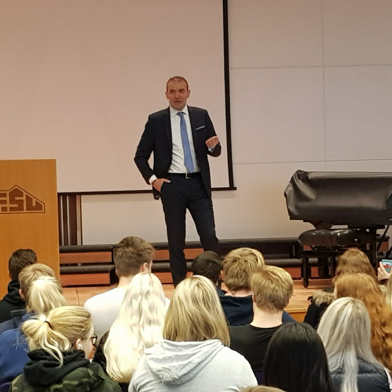 Forseti Íslands heimsótti skólann á Regnbogadögum.