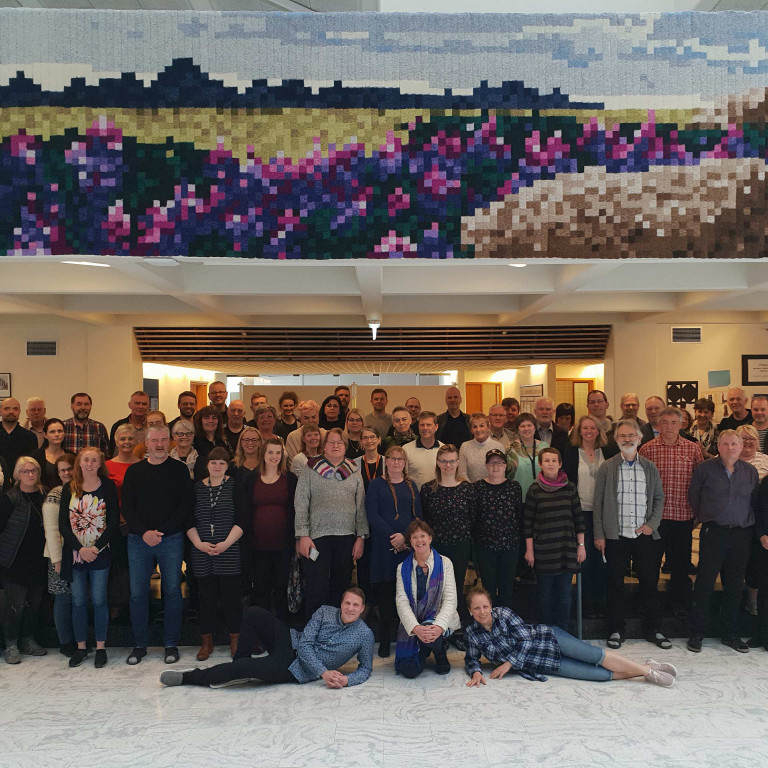 Starsfólk stillti sér upp undir reflinum á síðasta kennarafundi annarinnar.