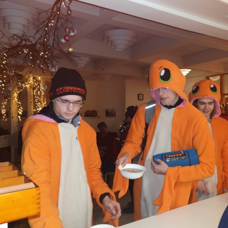 Dimmitantar gæddu sér á íslenskri kjötsúpu með starfsfólki skólans.