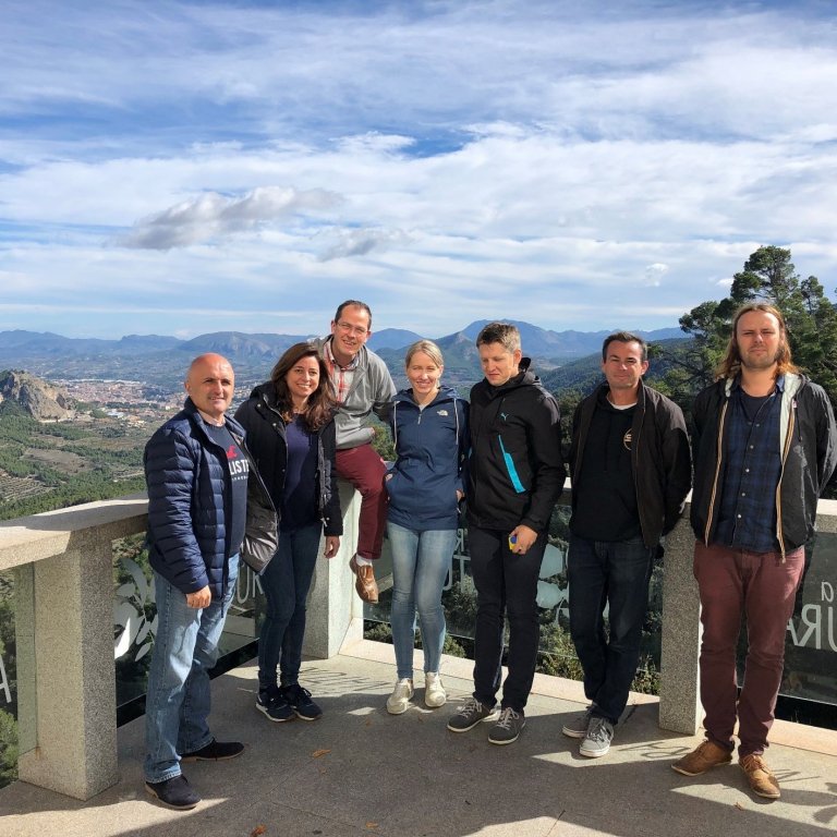 Myndin er tekin í þjóðgarðinum Font Roja á Spáni. Talið frá vinstri: Luis, Carolina, Ronald kennari …